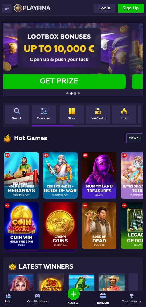 Playfina Casinon etusivu puhelimen näytöllä, pelihaku ja bonusbanneri pystysuunnassa